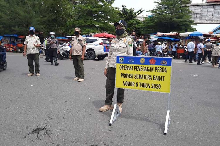 Pemerintah Provinsi Sumbar menggunakan aplikasi online untuk catat pelanggar Perda AKB. Terlihat petugas menggelar razia masker, Sabtu (10/10/2020) di Pasar Raya Padang