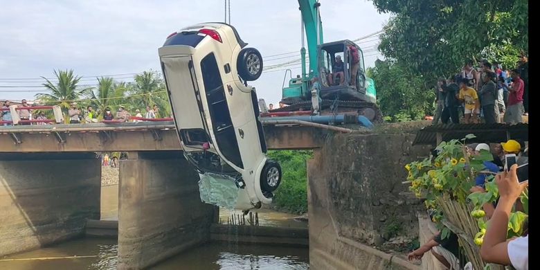 Proses evakuasi mobil Mitsubishi Pajero berpenumpang satu keluarga yang terjun ke Sungai Segonang di Kecamatan Pedamaran, Kabupaten Ogan Komering Ilir, Sumsel, Rabu (30/6/2021) pagi. Empat orang tewas dalam kecelakaan itu yakni ayah dan tiga anaknya.