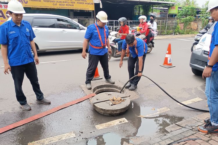 Penutup Manhole PAM Jaya di Pondok Gede Terangkat, Lalu Lintas Sempat Terganggu