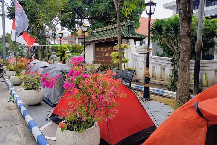 Tak Ditemui Pejabat, FRMJ Bangun Tenda dan Kemah di Depan Kantor Pemkab Jombang