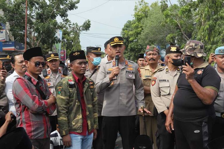 Kepala Polres Pamekasan, Jawa Timur, AKBP Satria Permana saat menemui massa GP Ansor Pamekasan dalam unjuk rasa di depan Mapolres Pamekasan, Senin (30/1/2023).