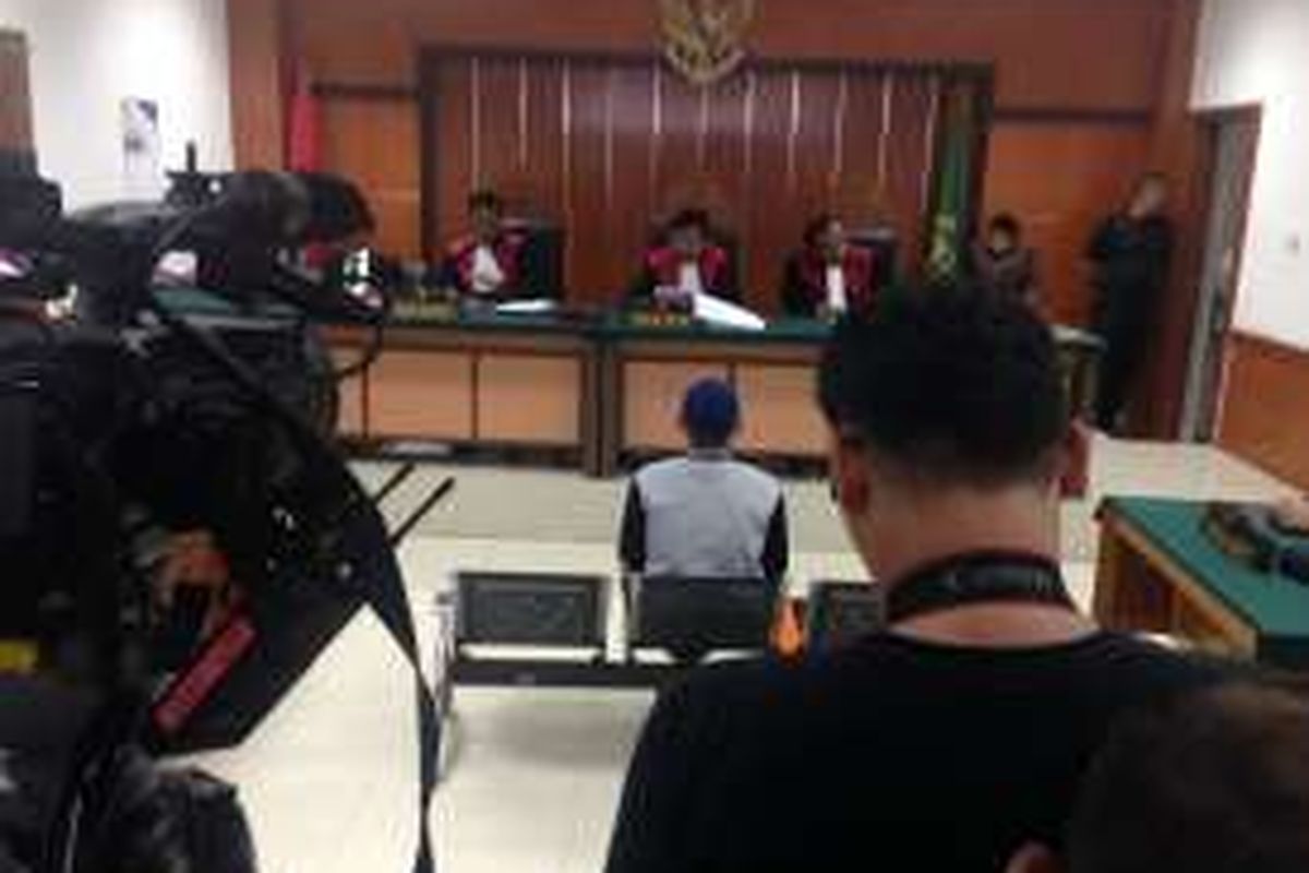 Salah satu simpatisan ISIS, Jack alias Engkos Koswara (27) mengikuti sidang vonis di Pengadilan Negeri Jakarta Barat, Selasa (9/2/2016). Koswara melepaskan baju tahanan saat menjalani sidang di depan majelis hakim. 



