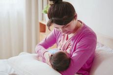 5 Posisi Menyusui yang Benar agar Bayi Tidak Gumoh