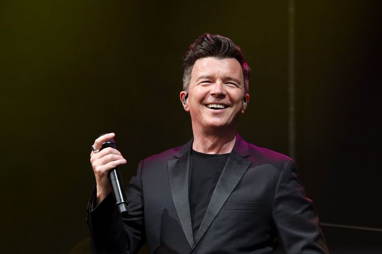 Penyanyi Rick Astley, pelantun singel hit Never Gonna Give You Up dan Together Forever.