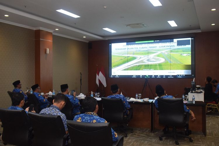 Rapat pembahasan tindaklanjut proyek jalan tol Gresik-Tuban yang dilaksanakan oleh Kementerian PUPR secara zoom meeting, di ruang command center Pemkab Lamongan, Jumat (17/2/2023).