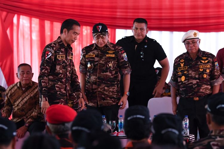 Presiden Joko Widodo (kiri) didampingi Ketua Umum Forum Komunikasi Putra Putri TNI-Polri (FKPPI) Pontjo Sutowo (kanan) dan Ketua DPR sekaligus Ketua Badan Bela Negara FKPPI  Bambang Soesatyo (kedua kiri) membuka Jambore Kebangsaan Bela Negara FKPPI  di Jakarta, Jumat (7/12/2018). Presiden berpesan kepada FKPPI untuk menjaga keutuhan bangsa dengan membela ideologi Pancasila. ANTARA FOTO/Wahyu Putro A/foc.