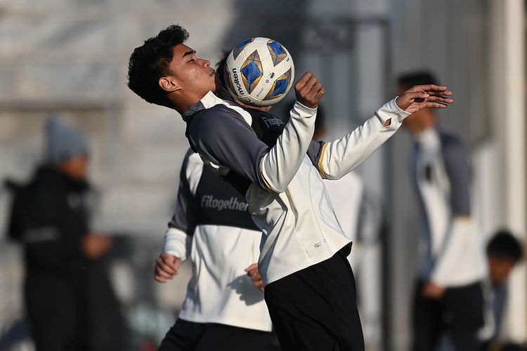 Pemain Timnas U20 Indonesia Muhammad Ferrari melakukan pemanasan saat sesi latihan resmi jelang Piala Asia U20 di Tashkent State Transport University, Uzbekistan, Selasa (28/2/2023). Timnas U20 Indonesia yang berada di Grup A akan menjalani pertandingan perdananya melawan Timnas Irak pada Rabu 1 Maret 2023 di Stadion Lokomotiv, Tashkent, Uzbekistan.