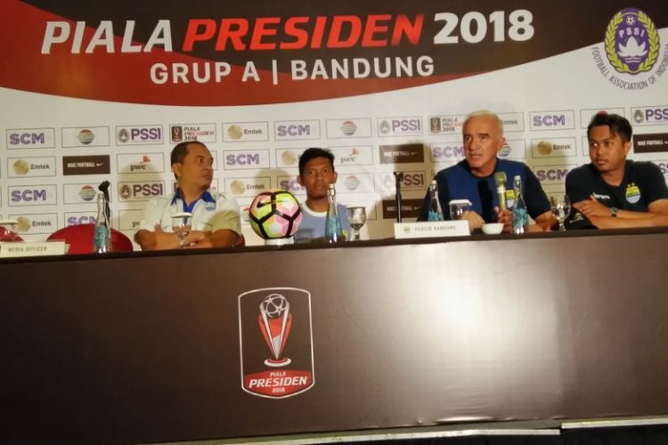 Pelatih Persib Mario Gomez bersama Eka Ramdani saat hadir dalam sesi konferensi pers di Hotel Grand Tjokro, Sabtu (21/1/2018).