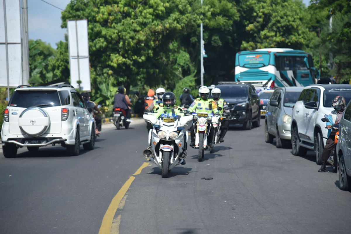 Kapolres Lamongan AKBP Miko Indrayana, saat bersama tim Patroli Cekal Satlantas Polres Lamongan melakukan ujicoba rekayasa jalan yang dipersiapkan menghadapi puncak arus balik Lebaran, Kamis (5/5/2022).