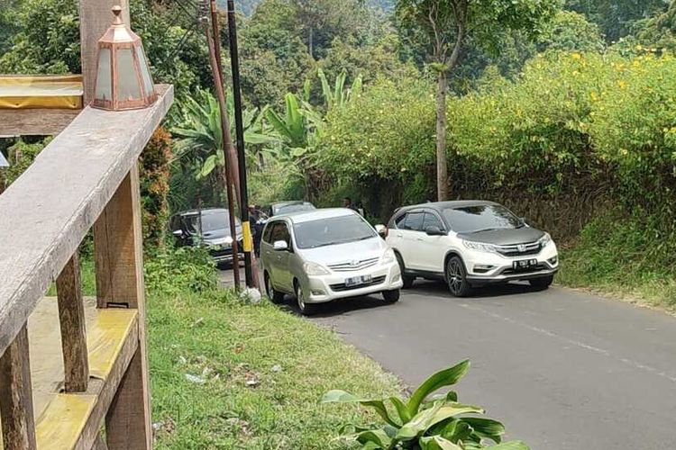Kendaraan wisata mogok di tanjakan jalan alternatif Punclut, Lembang, Kabupaten Bandung Barat (KBB), Kamis, (4/5/2022).