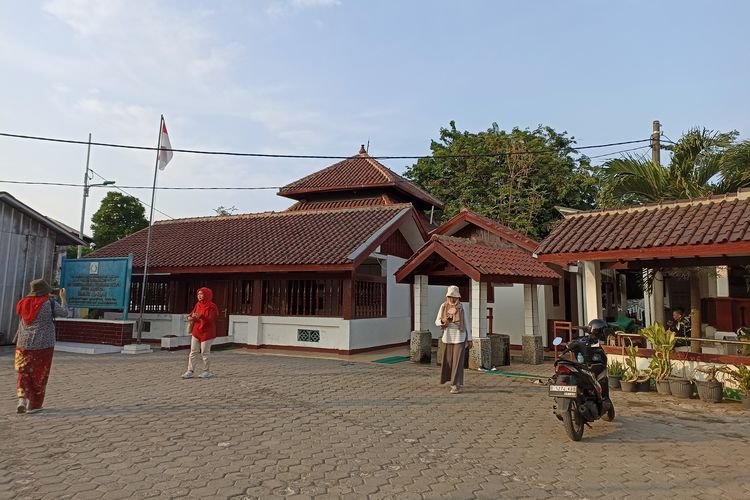 Masjid Al Alam beserta pendopo dan sumur di Marunda, Jakarta Utara, pada Jumat (22/12/2023).