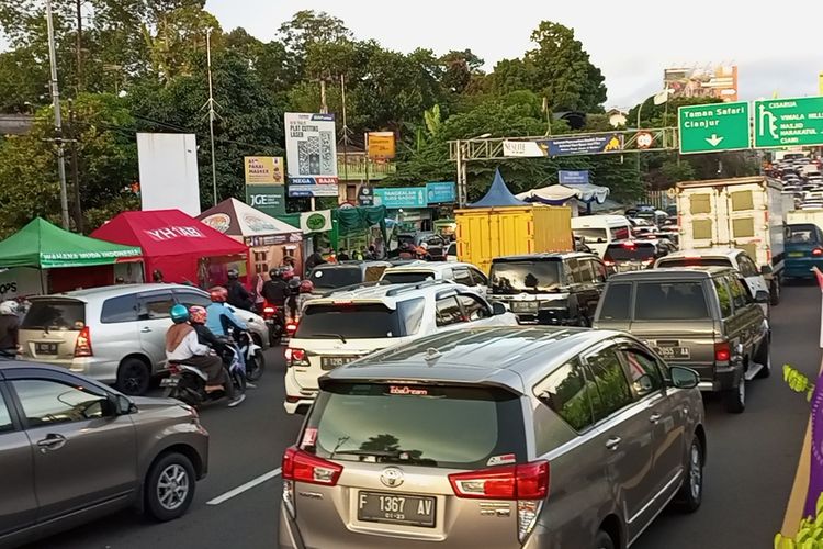 Situasi arus lalu lintas di jalur Puncak Bogor, Jawa Barat, pada Jumat (29/4/2022).