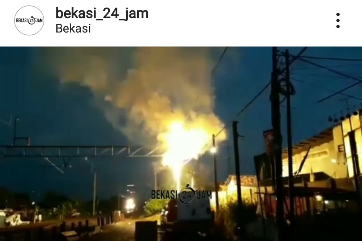 Tampak Listrik Aliran Atas (LAA) Kereta Listrik (KRL) lintas Bekasi terbakar akibat tersambar petir, Selasa (2/4/2019). Kejadian ini menyebabkan layanan KRL tujuan Bekasi hanya sampai Stasiun Cakung, Jakarta Timur.