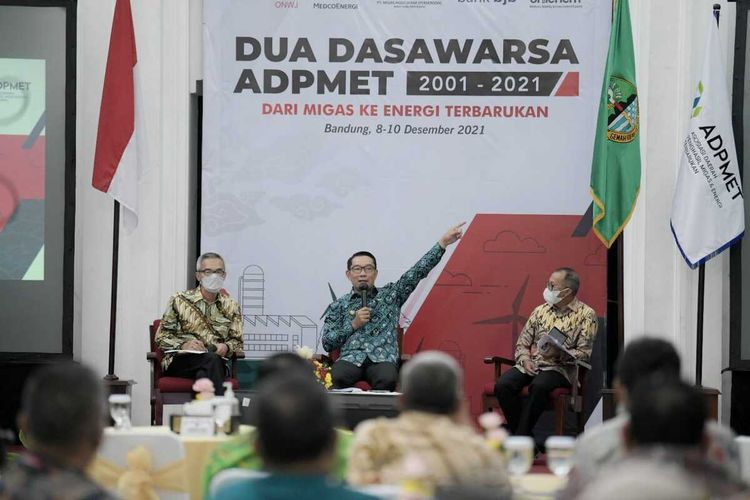 Ketua Asosiasi Daerah Penghasil Migas dan Energi Terbarukan (ADPMET) Ridwan Kamil saat menjadi pembicara dalam acara acara Rakernas Dua Dasawarsa ADPMET di Gedung Sate, Kota Bandung, Jumat (10/12/2021).