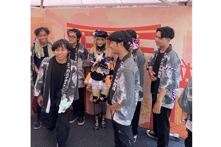 Sejumlah pengunjung Jak Japan Matsuri berfoto dengan cosplayers. 