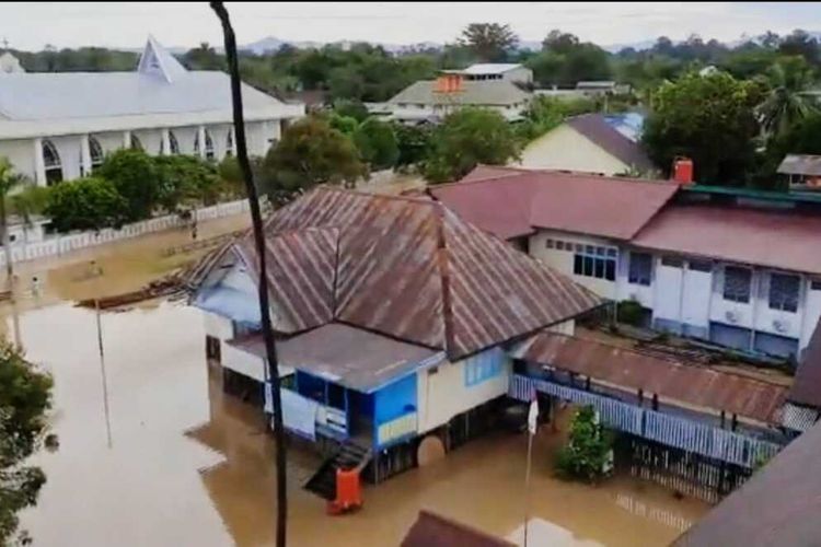 Sebanyak 23 kecamatan di Kabupaten Kapuas Hulu, Kalimantan Barat (Kalbar) terendam banjir. Banjir terjadi akibat hujan deras yang melanda sejak Sabtu (21/8/2021) hingga Senin (23/8/2021).