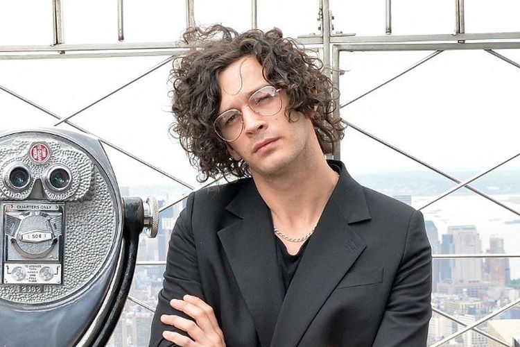 NEW YORK, NY - MAY 17: Matty Healy of The 1975 visits The Empire State Building on May 17, 2016 in New York City.   Slaven Vlasic/Getty Images/AFP (Photo by Slaven Vlasic / GETTY IMAGES NORTH AMERICA / Getty Images via AFP)