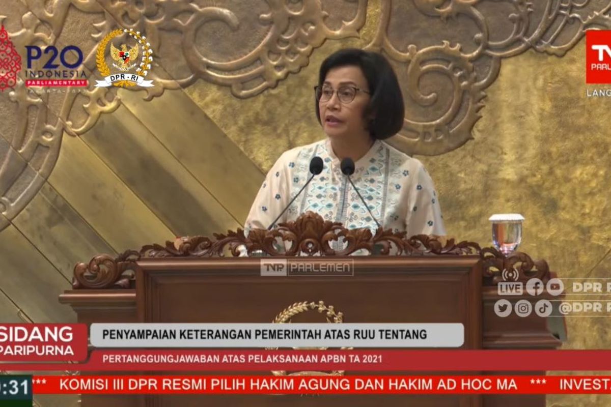 Menteri Keuangan Sri Mulyani Indrawati saat menyampaikan Pertanggung Jawaban atas Pelaksanaan APBN Tahun 2021 dalam Rapat Paripurna di Gedung DPR RI, Jakarta, Kamis (30/6/2022).