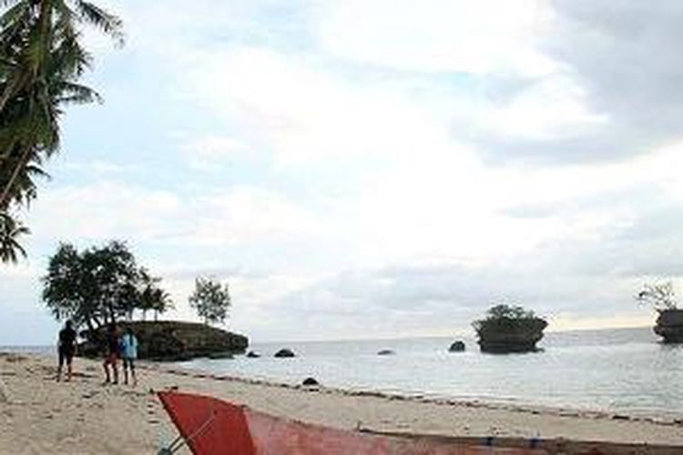 Wisatawan menikmati suasana Pantai Batu Kora di Desa Wangel, Kecamatan Pulau-pulau Aru, Kabupaten Kepulauan Aru, Maluku, suatu senja pada awal April 2015 lalu.