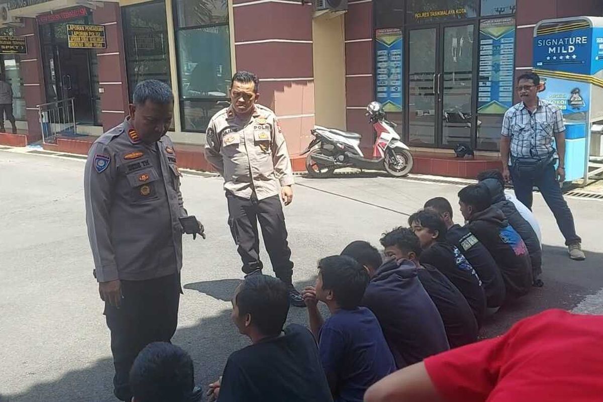 Petugas Kepolisian mengamankan 9 orang warga yang melakukan pelemparan batu ke seorang pengendara motor sampai tewas di Jalan Ibrahim Adjie, Indihiang, Kota Tasikmalaya, Jawa Barat, Rabu (8/3/2023).