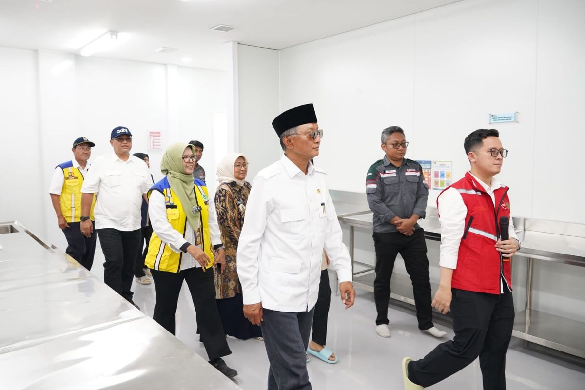 Menteri PU Dody didampingi oleh Bupati Lilis, Wakil Bupati Zaeni Miftah, pimpinan Organisasi Perangkat Daerah (OPD), kontraktor pelaksana, dan Koordinator Wilayah SPPG Kebumen saat melakukan kunjungan SPPG Tanuharjo.

