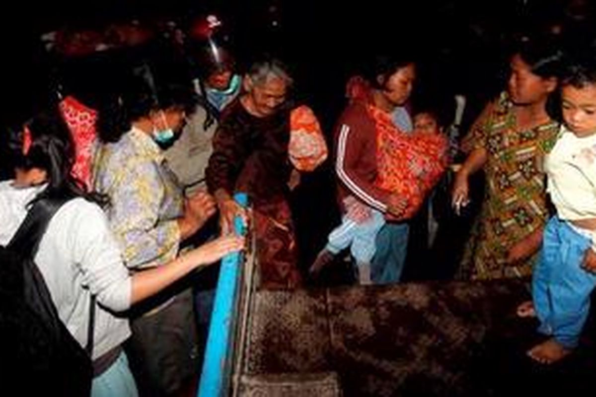 Warga korban letusan Gunung Merapi meninggalkan Posko Pengungsian di TK Kirayan I, Dusun Kirayan, Desa Wukirsari, Cangkringan, Sleman, DI Yogyakarta karena pengungsian tersebut penuh, Rabu (3/11/2010) malam.