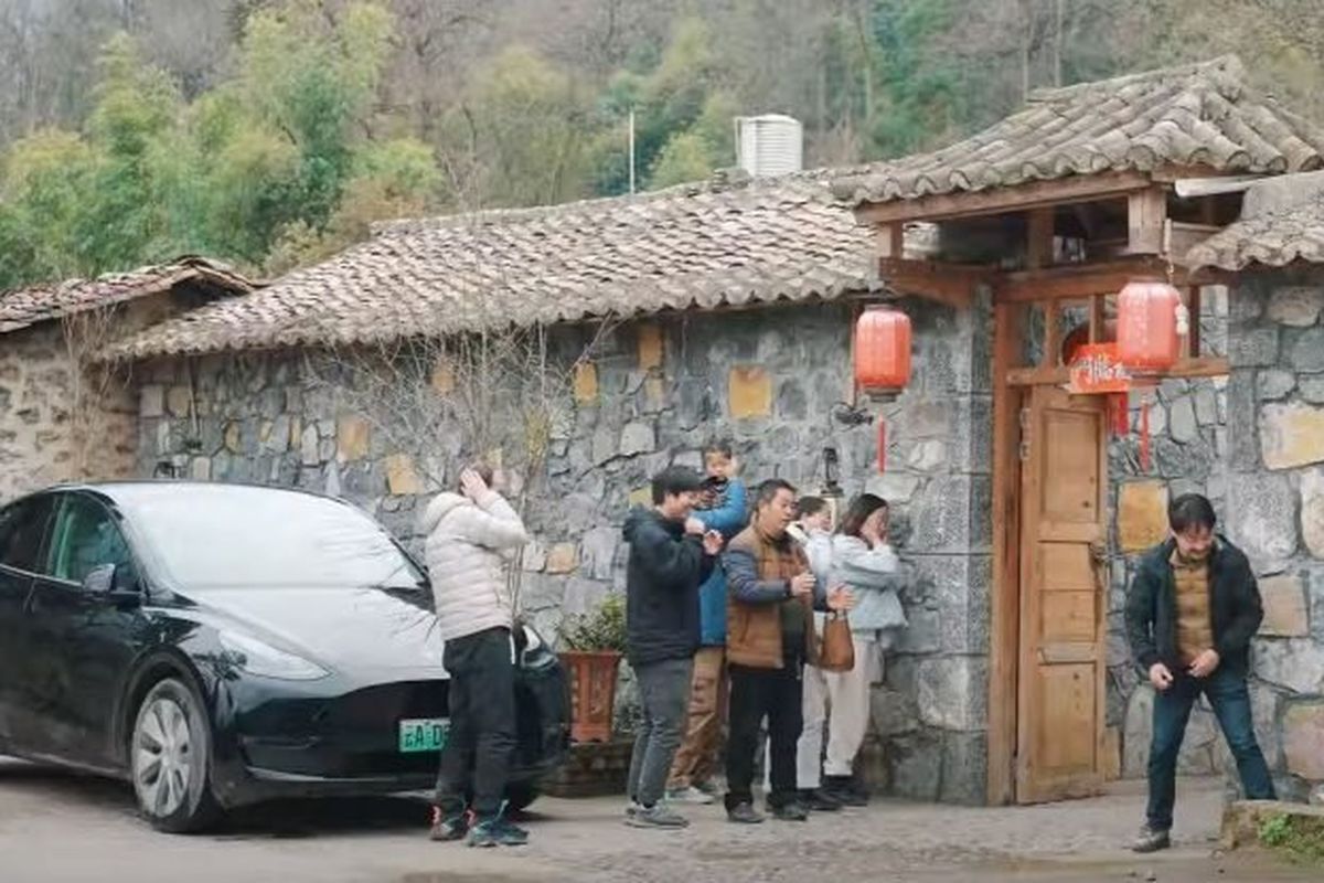 Warga Desa Panzhiga di China yang memiliki sebanyak 40 unit Tesla