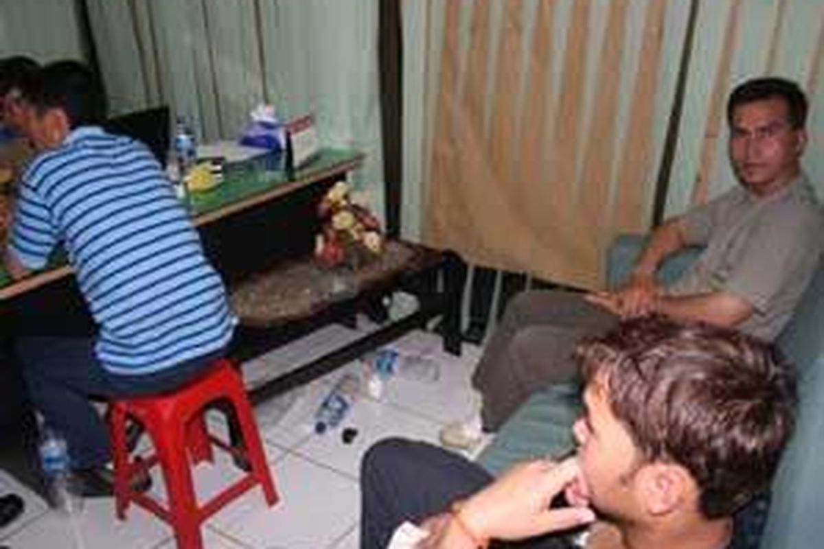 Tiga dari delapan imigran asal Afganistan menjalani pemeriksaan petugas imigrasi Bandara Polonia, Medan, Rabu (27/5). Petugas berhasil memergoki mereka yang memakai paspor palsu negara Chili. Mereka berencana pergi ke Australia untuk mencari tempat hidup yang aman.  