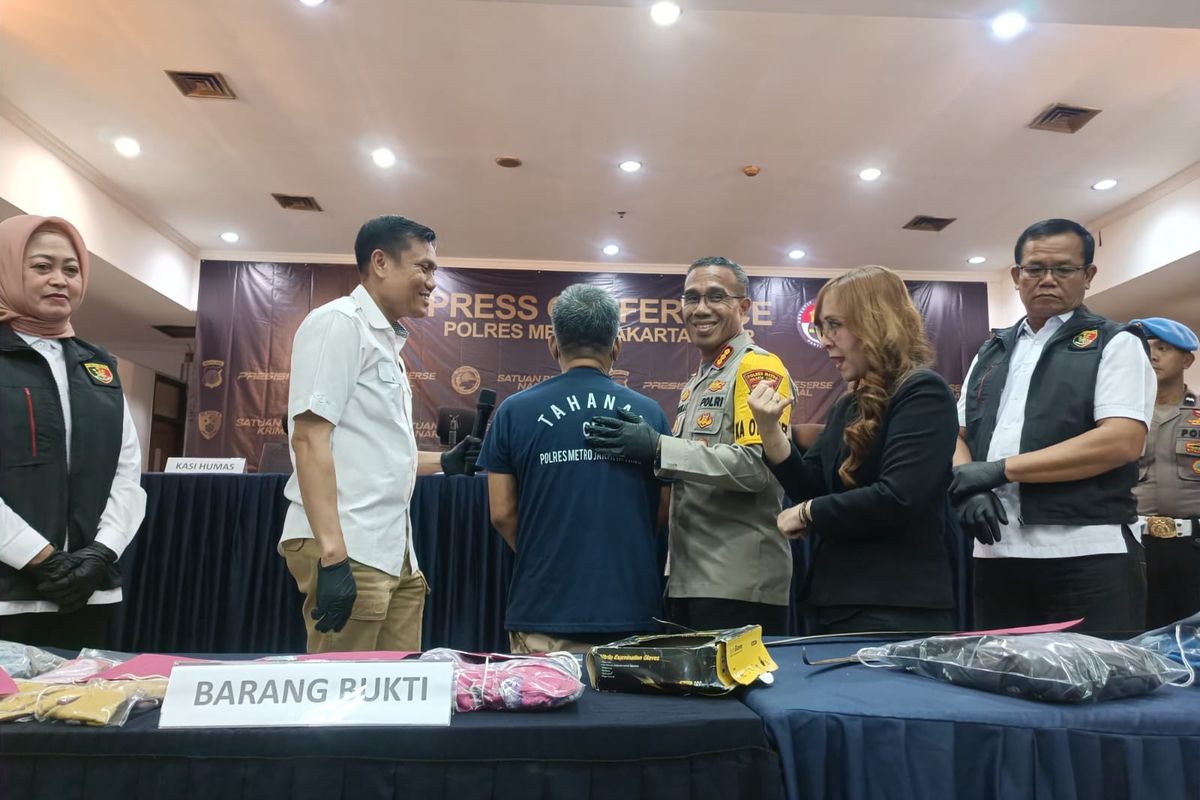 Konferensi pers terkait tindakan pencabulan yang dilakukan oleh lansia berinisial S (tengah) di Polres Metro Jakarta Timur, Selasa (30/1/2024).