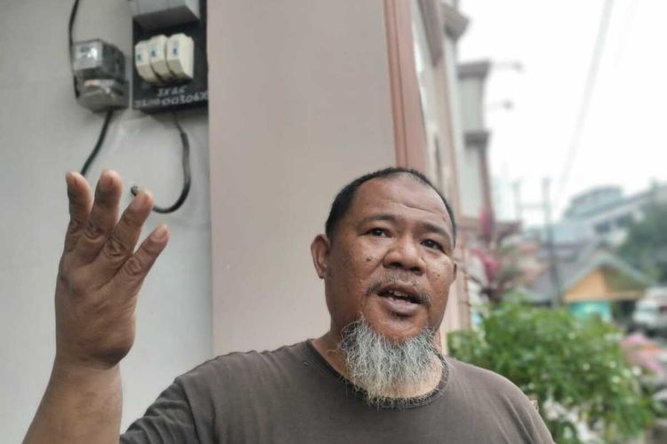 Marbot Masjid Nurul Jemaah Makassar, Eka Gunawan Setiadi saat bercerita kisah kehidupannya ditemui Kompas.com, di Jalan Kandea 2, Kecamatan Bontoala, Kota Makassar, Sulsel, Kamis (21/3/2024)