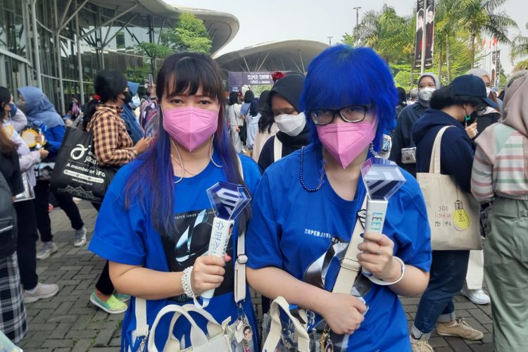 Penggemar Super Junior, Marsha (kanan) mengecat rambutnya menjadi berwarna biru untuk menonton konser grup Kpop idolanya di Indonesia Convention Exhibition (ICE), BSD, Tangerang, Sabtu (17/9/2022).