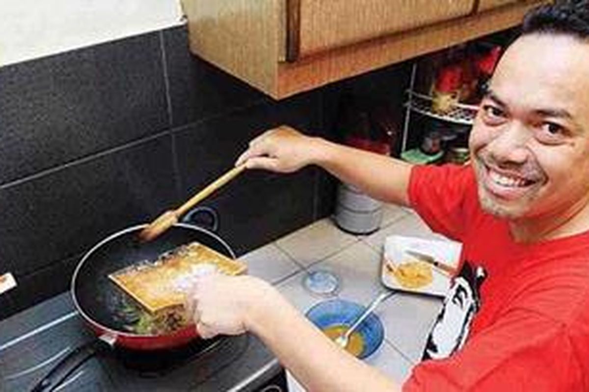 Anwar Zulkarnaen menyiapkan nasi goreng untuk isteri tercinta.