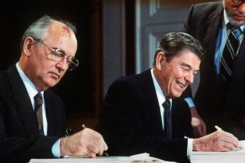 Penyebab Berakhirnya Perang Dingin dan Hubungan Baik Mikhail Gorbachev-Ronald Reagan