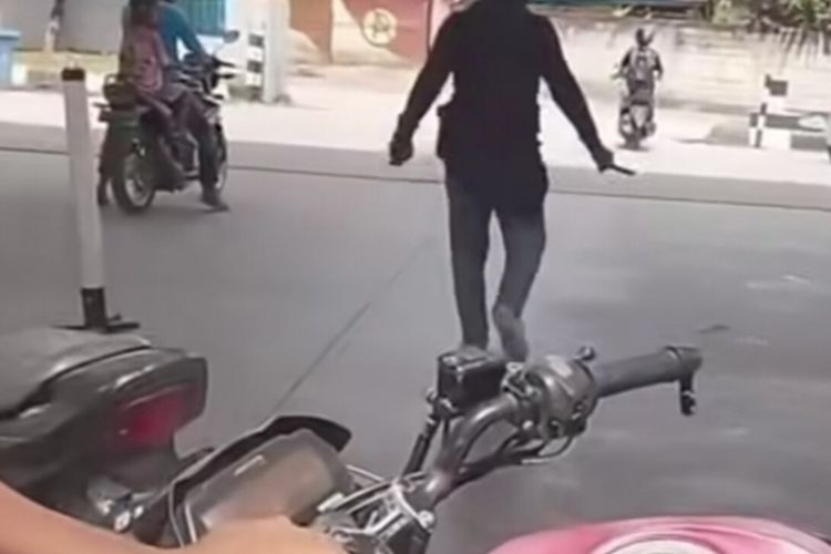 Ogah Ditegur Usai Serobot Antrean BBM, Pria di Kendari Ngamuk di SPBU Sambil Bawa Sajam