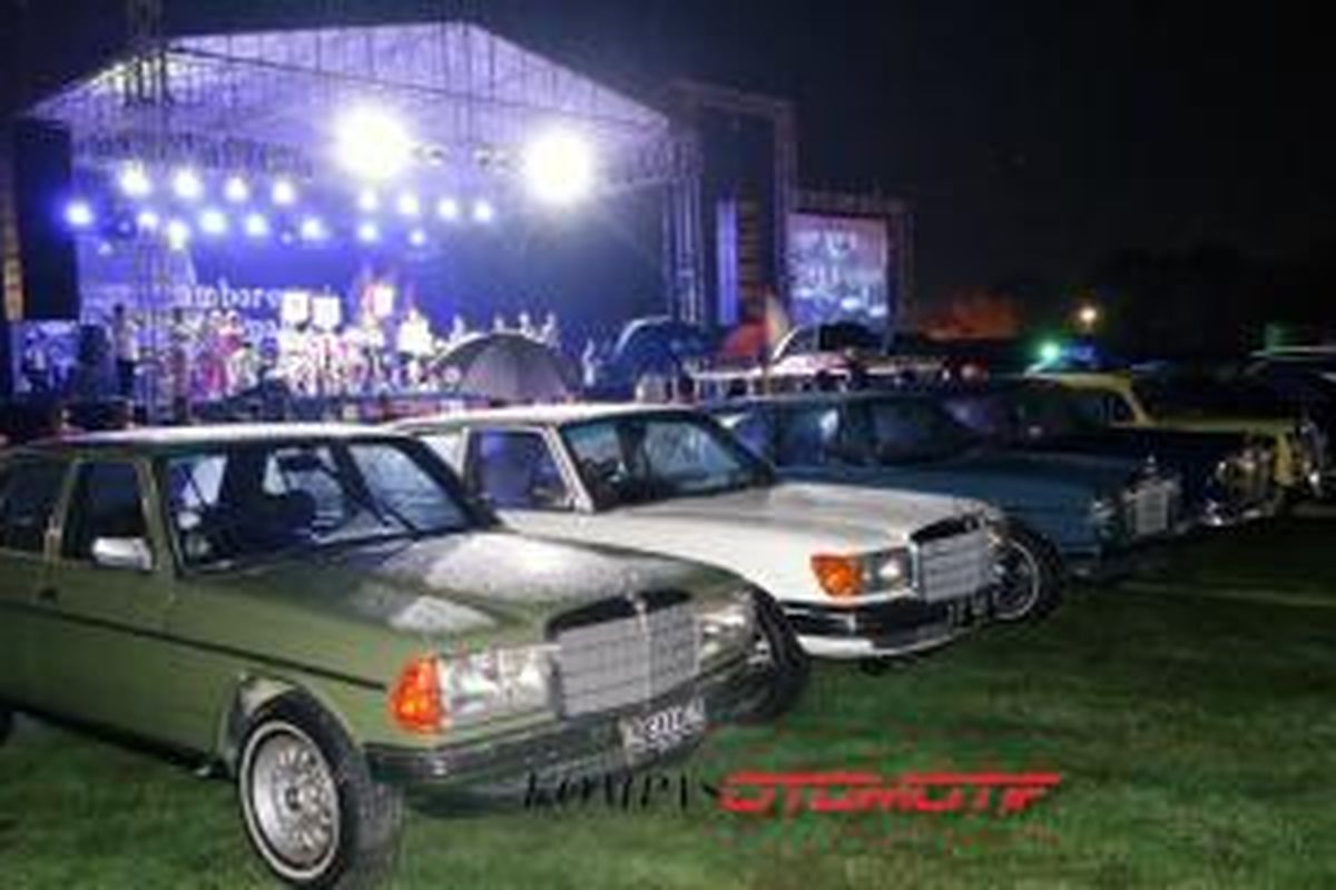 Mercedes-Benz Club Indonesia (MBClubINA) resmi menggelar Jambore Nasional kesembilan di Lapangan Benteng Vastenburg, Solo, Jumat malam, 