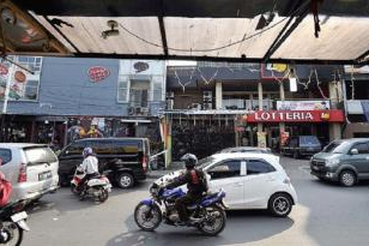 Kawasan Tebet, Jakarta Selatan, Kamis (16/4). Dalam 10 tahun terakhir, Tebet tumbuh sebagai salah satu pusat kuliner dan bisnis. Hal ini memicu munculnya tempat-tempat usaha dan rumah kos berikut segala ekses sosialnya. 