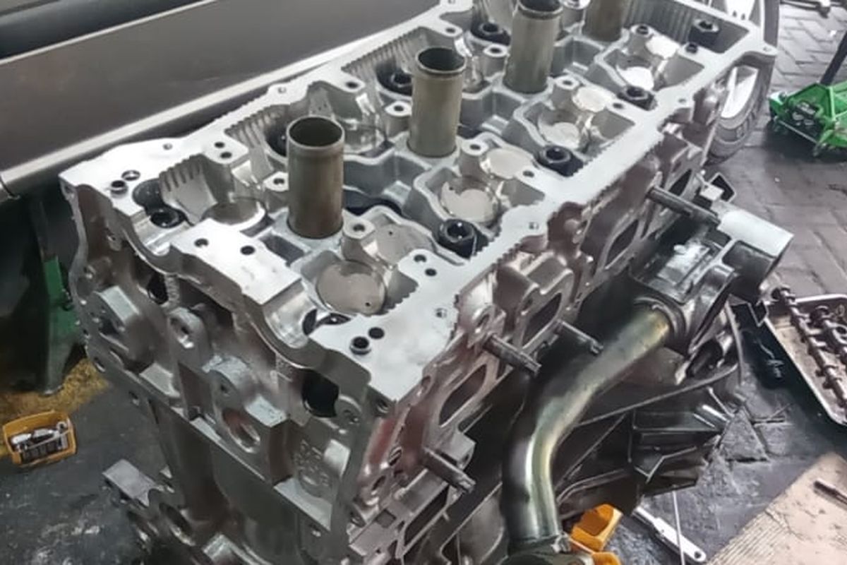 Kepala silinder tempat dudukan camshaft dalam mengatur bukaan katup