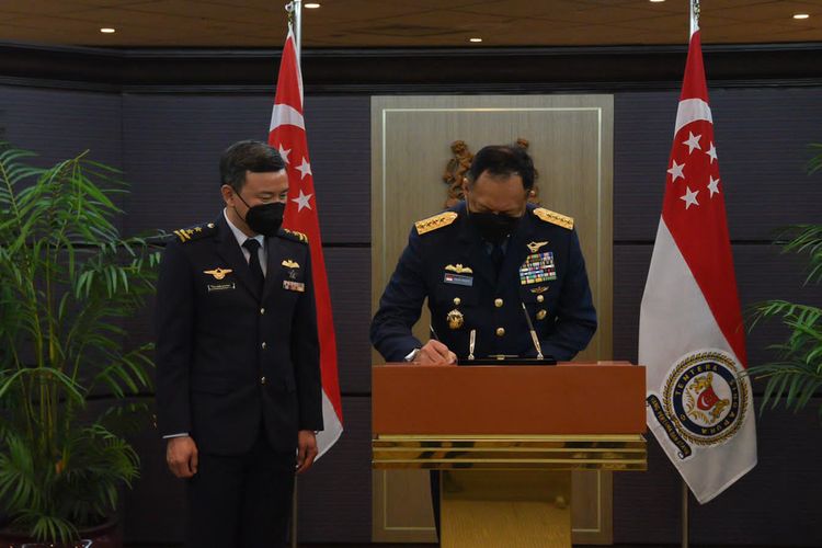 Kepala Staf Angkatan Udara (KSAU) Marsekal Fadjar Prasetyo bertemu Chief Of The Republic of Singapore Air Force (RSAF) Mayor Jenderal Kelvin Khong di Markas Besar RSAF, Singapura, Senin (3/1/2022).