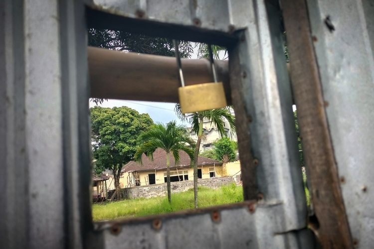 Tampak dari luar Pendopo Kepatihan Mangkunegaran di Kota Solo, Jawa Tengah, dibongkar.