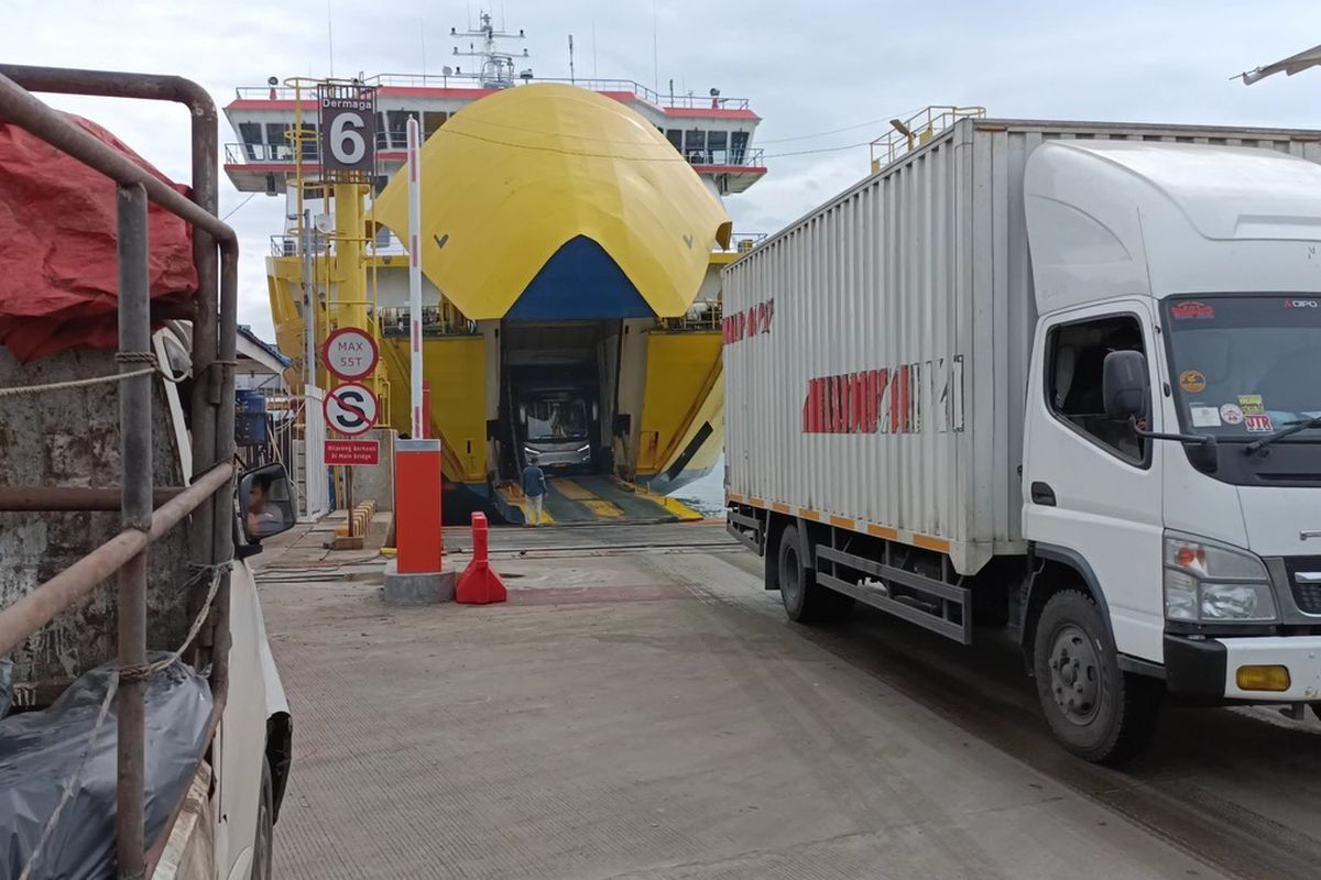 Kapal Sulit Sandar, Kendaraan Angkutan Barang Padati Pelabuhan Merak