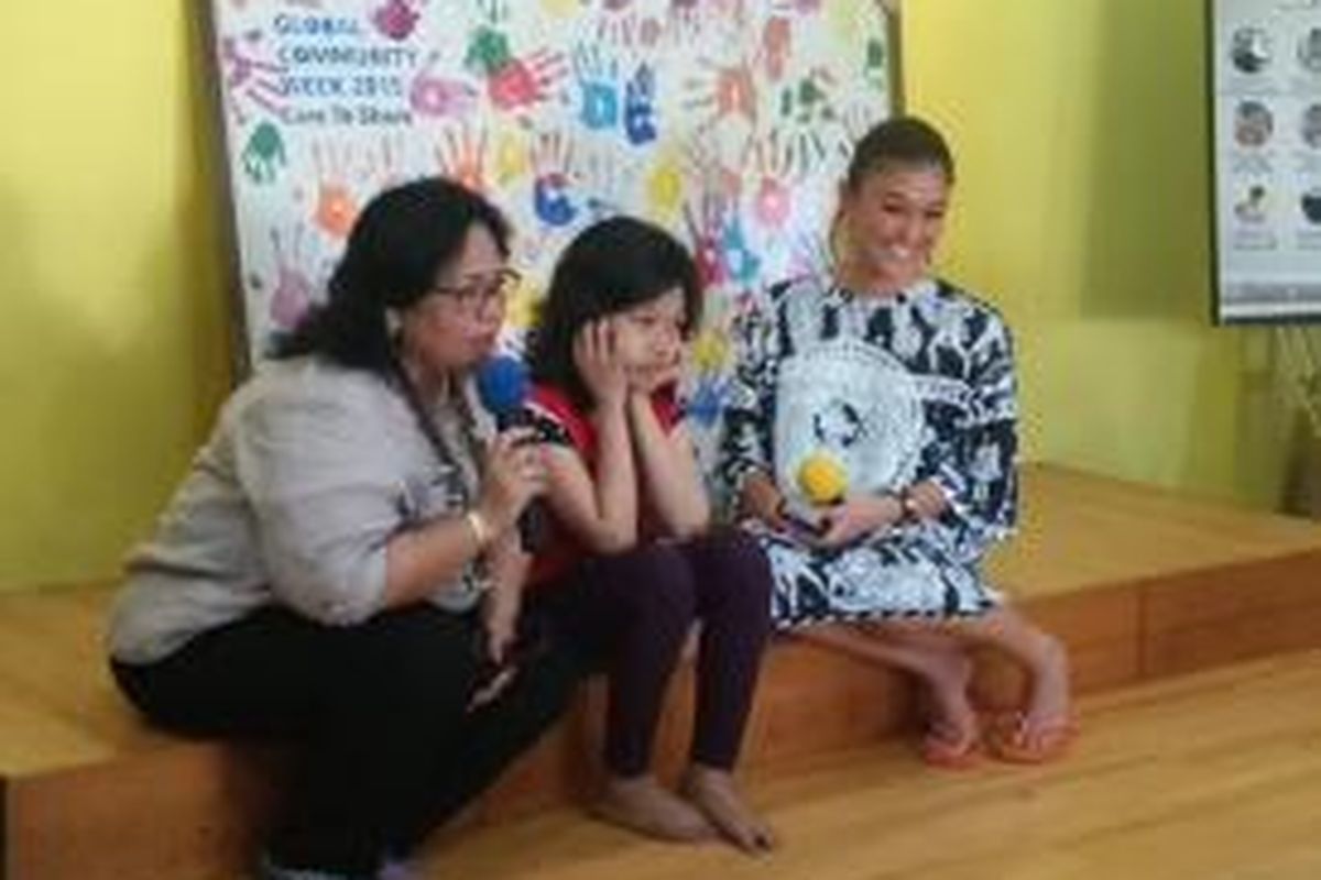 Agnez Mo bersama salah seorang anak penderita kanker, Yoan (14), dalam kunjungannya ke Yayasan Rumah kita, Salemba, Jakarta Pusat, Sabtu (19/9/2015).