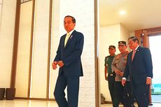Senyum Jokowi Saat Ditanya Tumben Pakai Dasi Kuning...