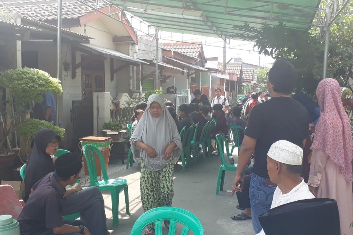 Suasana rumah duka korban tewas penumpang mobil Xpander pada kecelakaan maut di KM 150 Tol Cikopo-Palimanan (Cipali) di Perumahan Taman Wisma Asri, Bekasi Utara, Kota Bekasi, Senin (17/6/2019).