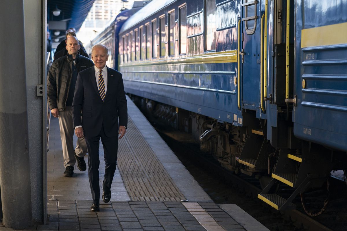 Presiden Amerika Serikat Joe Biden saat tiba dalam kunjungan mendadak ke Kyiv untuk bertemu Presiden Ukraina Volodymyr Zelensky, Senin (20/2/2023).