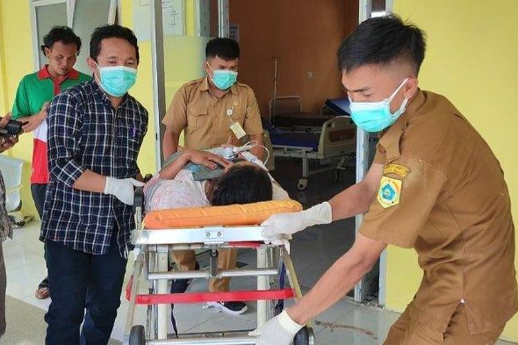 Salah seorang korban yang selamat penumpang mobil masuk jurang, saat hendak dipindahkan ke RSUD Salak, Kabupaten Pakpak Bharat untuk mendapatkan perawatan medis, Senin (28/11/2022). 

