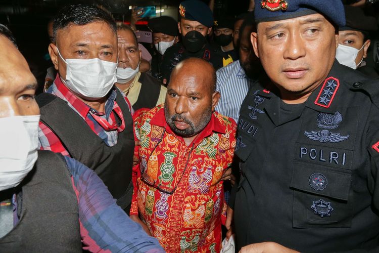 Gubernur Papua, Lukas Enembe tiba di Rumah Sakit Pusat Angkatan Darat (RSPAD) Gatot Soebroto, Jakarta Pusat, usai ditangkap oleh Komisi Pemberantasan Korupsi (KPK) di sebuah restoran di Papua, Selasa (10/1/2023). Lukas telah ditetapkan sebagai tersangka dugaan suap dan gratifikasi sejak awal September lalu terkait proyek pembangunan infrastruktur yang bersumber dari APBD.