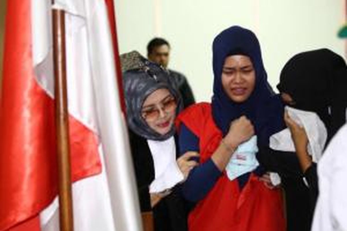 Assyifa Ramadhani (kerudung biru) pembunuh Ade Sara Angelina Suroto, menangis usai menjalani sidang putusan di Pengadilan Negeri Jakarta Pusat, Selasa (9/12/2014). Majelis hakim menjatuhkan hukuman 20 tahun penjara kepada Ahmad Imam Al Hafitd dan Assyifa Ramadhani atas pembunuhan terhadap Ade Sara Angelina.