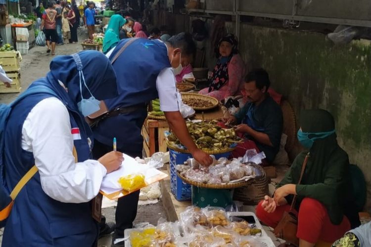 Tim Loka POM Banyumas melakukan intensifikasi bahan pangan di Pasar Segamas, Purbalingga, Jawa Tengah, Selasa (13/12/2022).