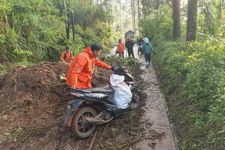 Longsor Terjang Kertasari Bandung Saat Hujan Deras, Jalan Penghubung 2 Desa Lumpuh Total