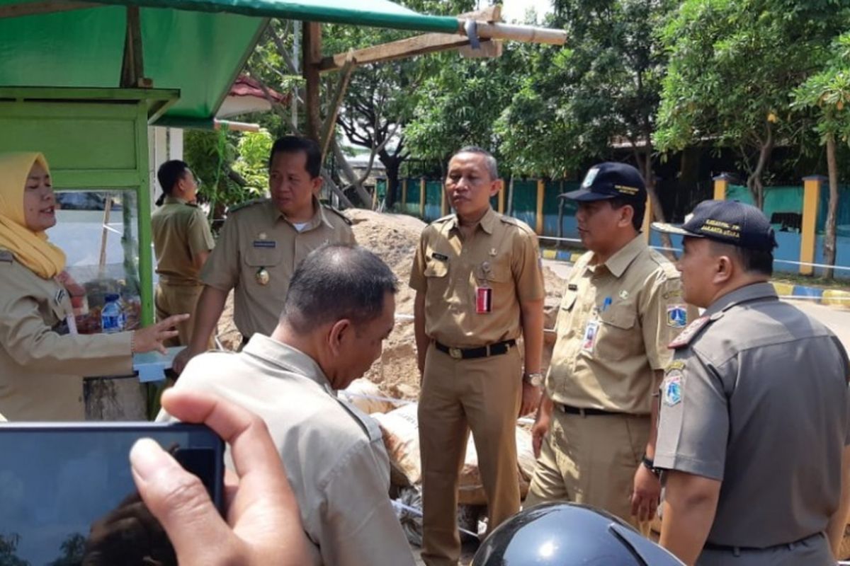 Wakil Wali Kota Jakarta Utara Ali Maulana Hakim dan jajarannya saat meninjau lokasi gundukan diduga limbah B3 di Marunda, Selasa (8/1/2019).